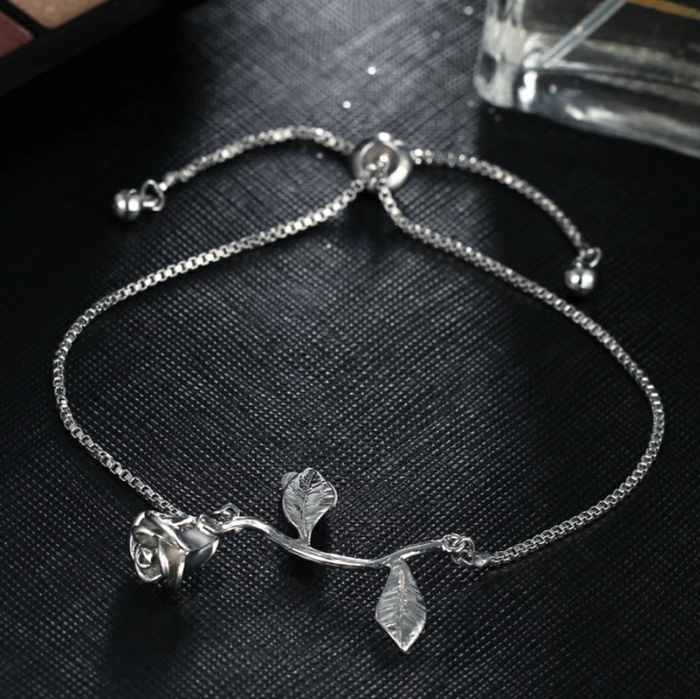 NWT Flower Bracelet